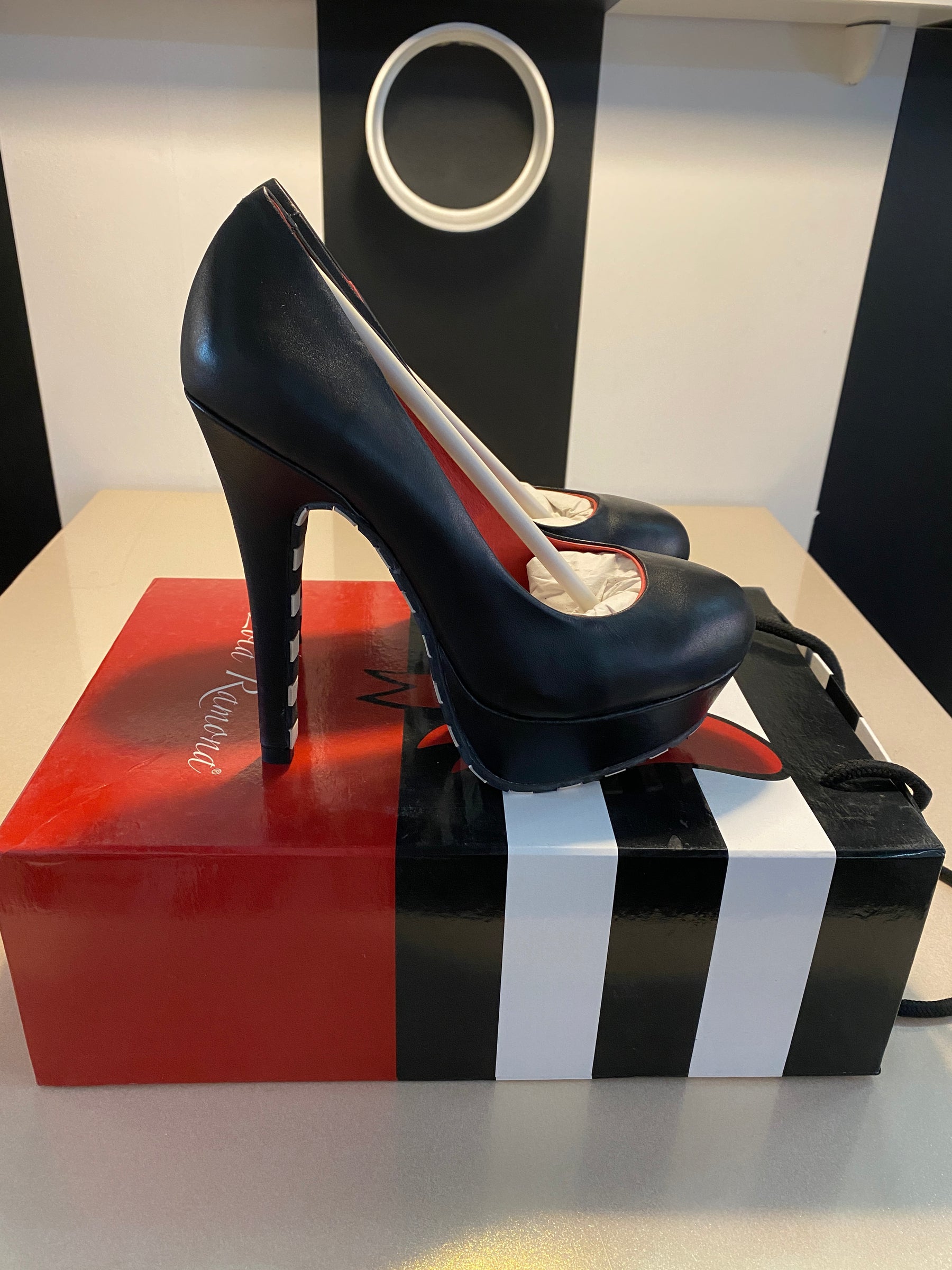 Marilyn Black - Nearly new .. 2nd sort.