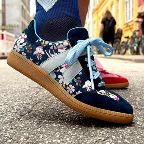 Parker sneaker - Floral - Dark blue flower printed suede and baby blue suede details.