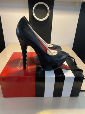 Marilyn Black - Nearly new .. 2nd sort.