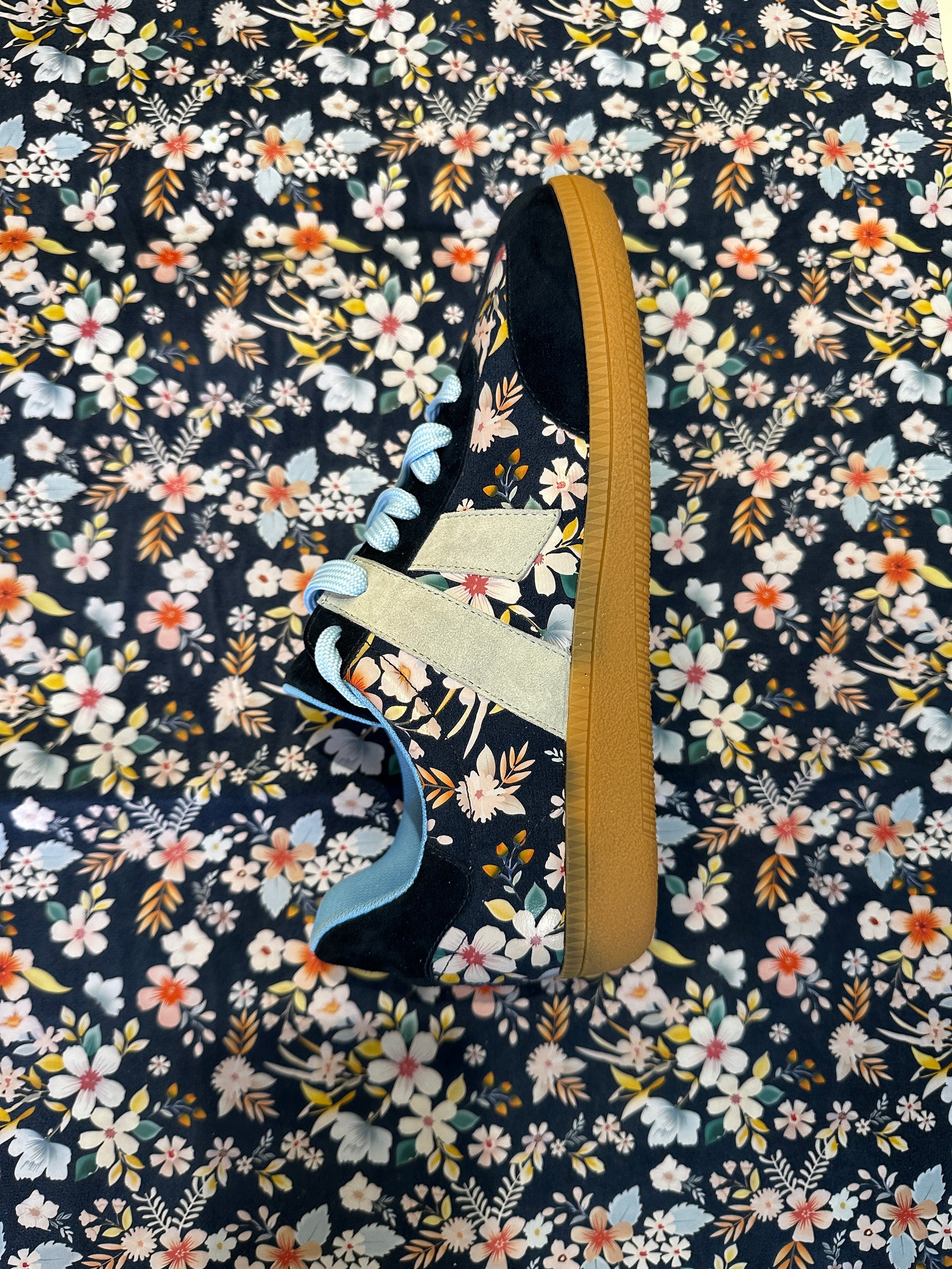 Parker sneaker - Floral - Dark blue flower printed suede and baby blue suede details.
